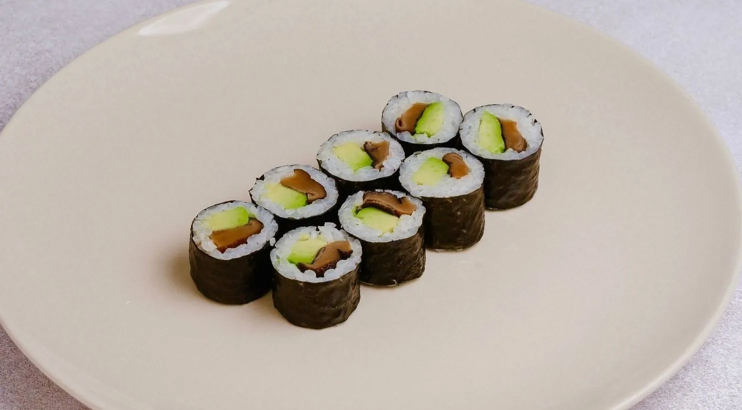 HOSOMAKI SHIITAKE AWOKADO