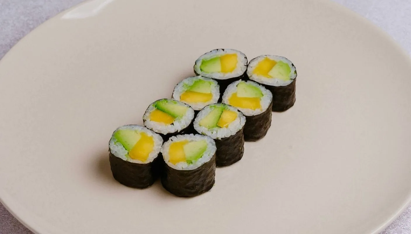 HOSOMAKI AWOKADO MANGO