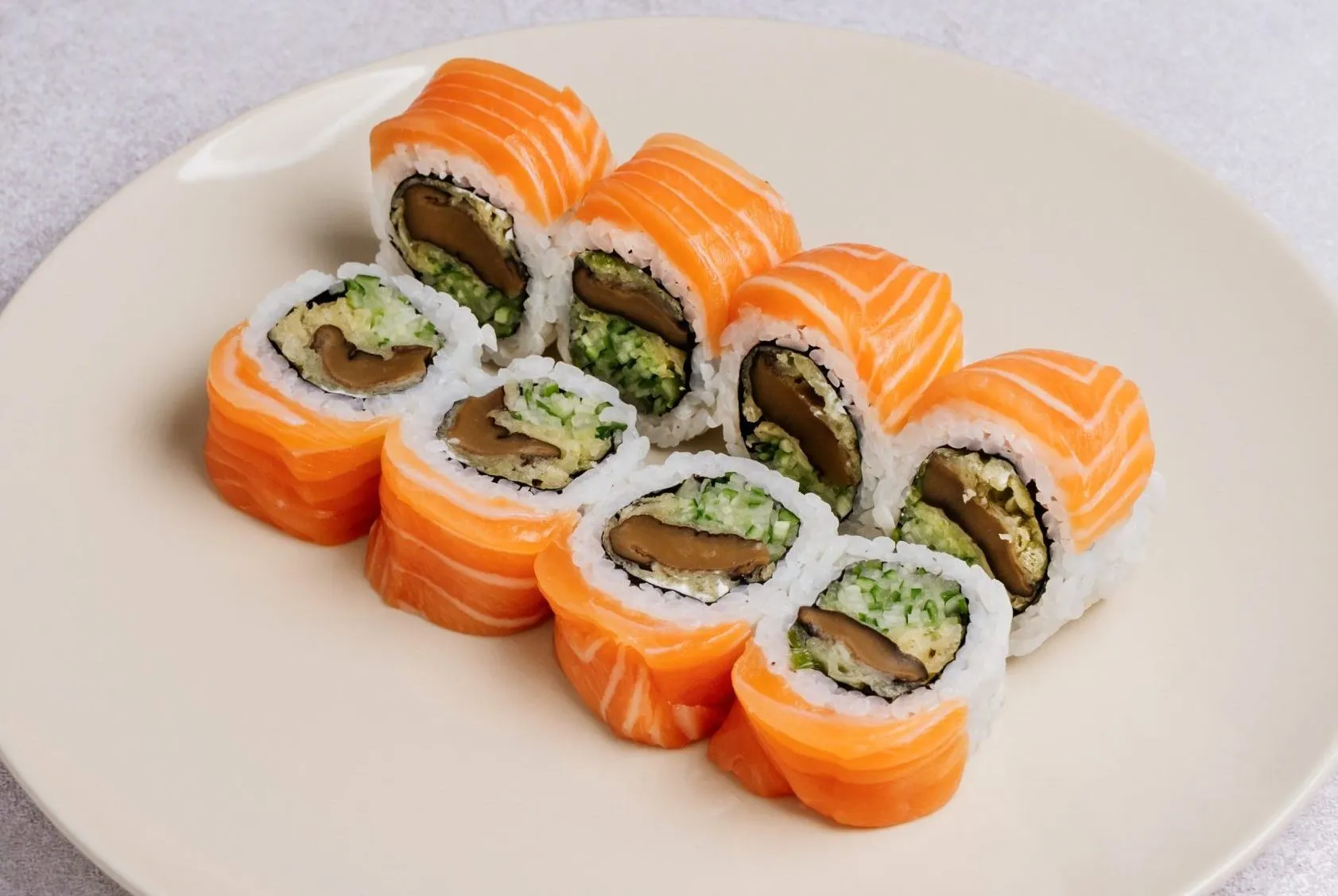 URAMAKI ŁOSOŚ SHIITAKE