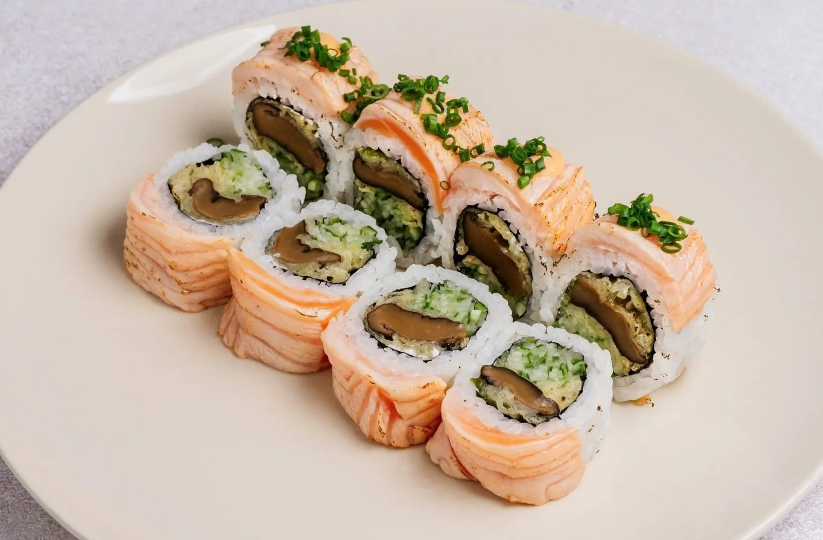 URAMAKI OPALANY ŁOSOŚ SHIITAKE