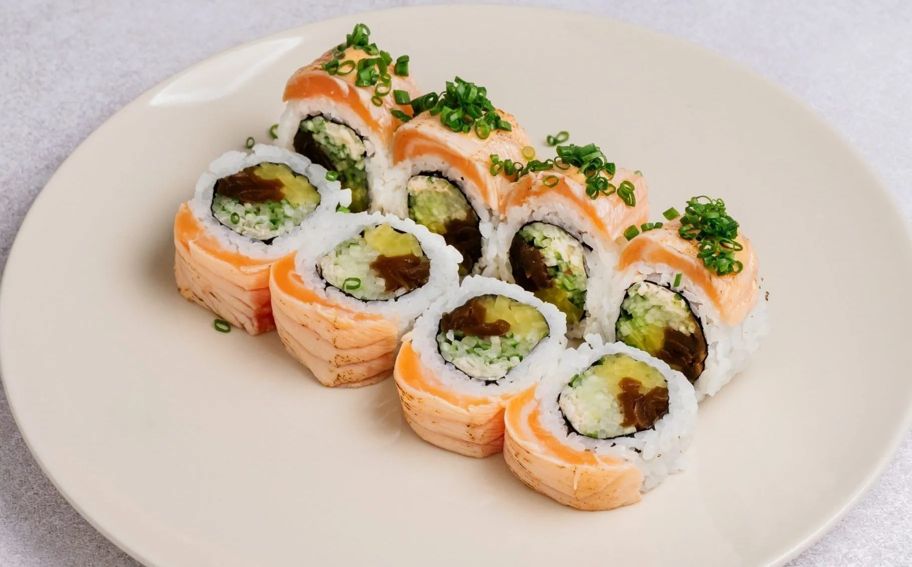 URAMAKI ŁOSOŚ OPALANY