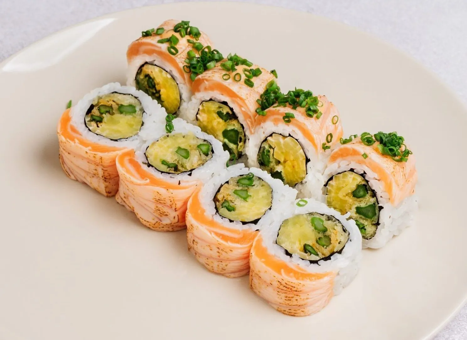 URAMAKI ŁOSOŚ OPALANY KOYO
