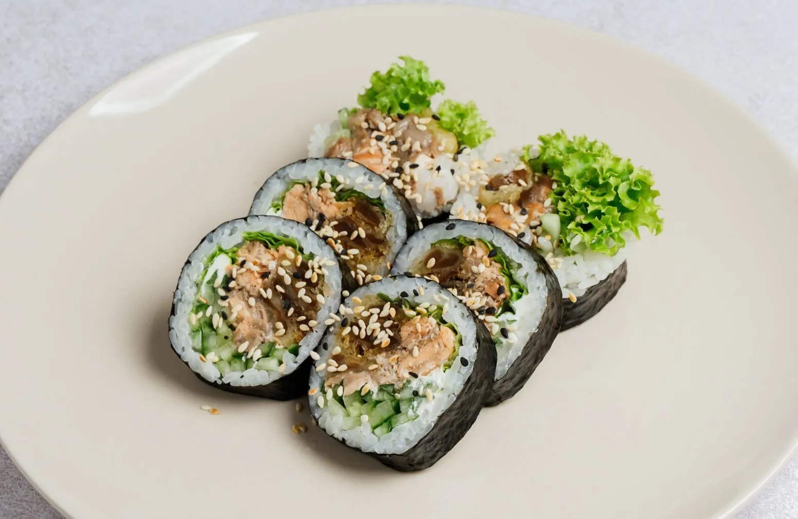 FUTOMAKI ŁOSOŚ PIECZONY KANPYO